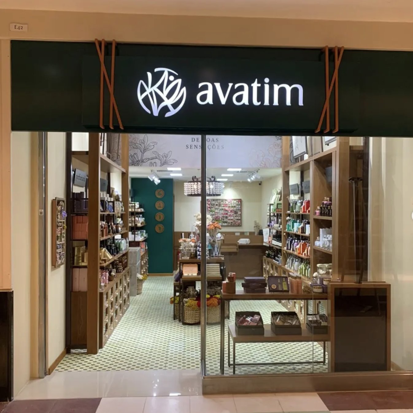Loja Avatim — fachada e interior